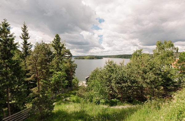 wooden-house-by-the-lake-2