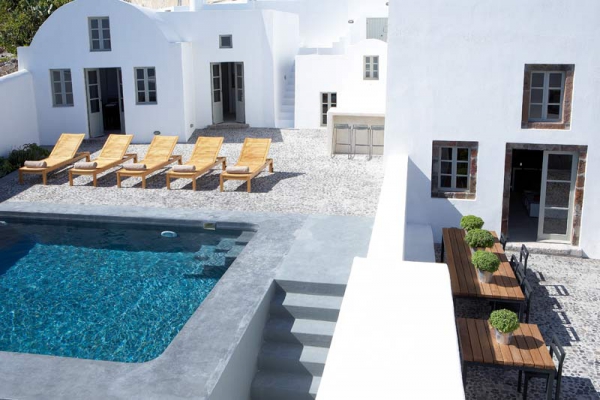 A-White-Villa-In-Santorini-2