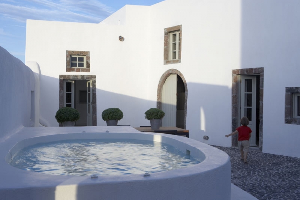 A-White-Villa-In-Santorini-3