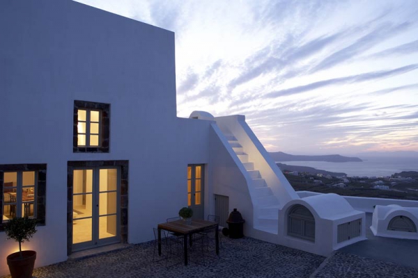 A-White-Villa-In-Santorini-4