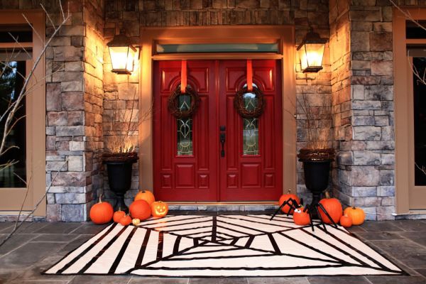 Affordable Spooky Halloween Porch Decoration Ideas (1)