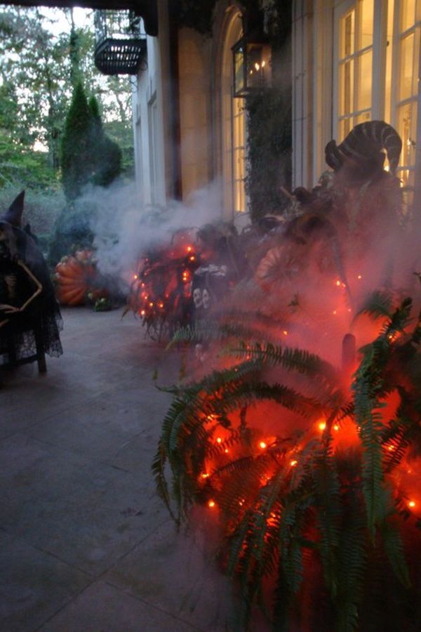 Affordable Spooky Halloween Porch Decoration Ideas (3)
