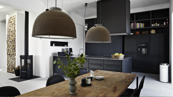 Alluring-And-Airy-Dark-Interior-2