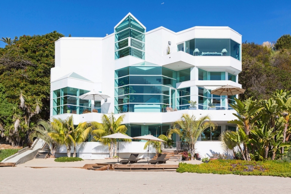 Amazing Beach House Stuns With Its Design And Views (16)