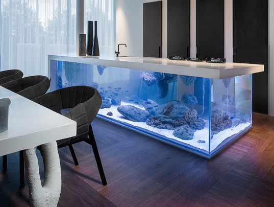 An Aquarium Kitchen Island That Makes A Splash  (1)