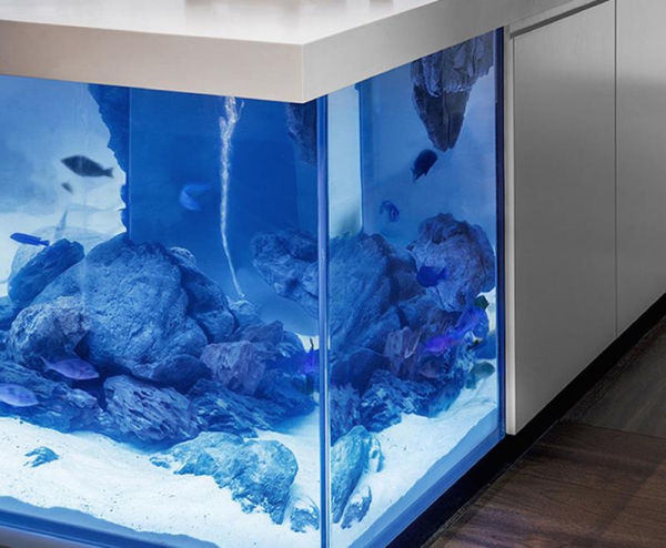 An Aquarium Kitchen Island That Makes A Splash  (4)