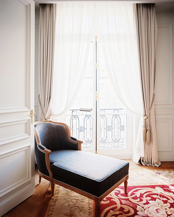 Cozy-And-Delicate-Paris-Hotel-2