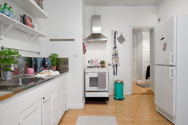 Cute apartment with simple black and white decor 