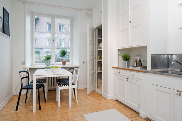  Cute  apartment  with simple black and white decor 