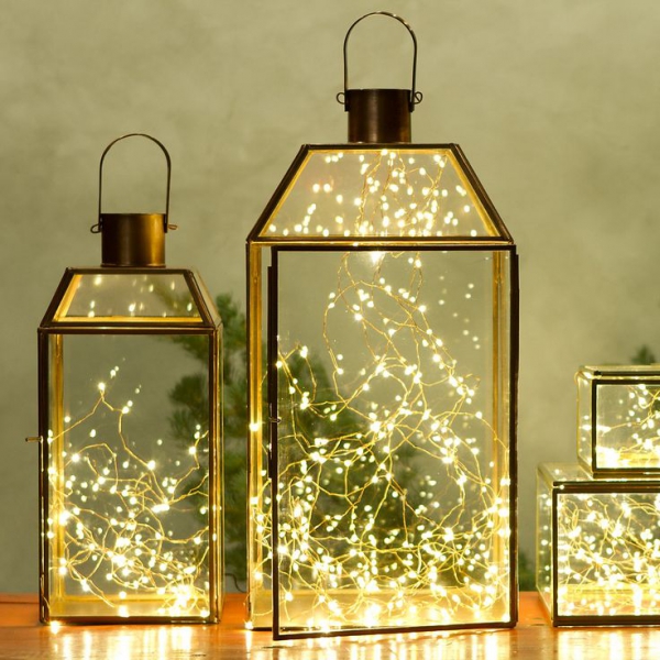 Decorating-With-Christmas-Lanterns-1