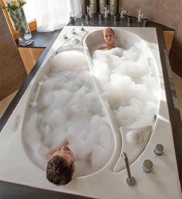 Double-Bathtubs-For-Romantic-Moments-11