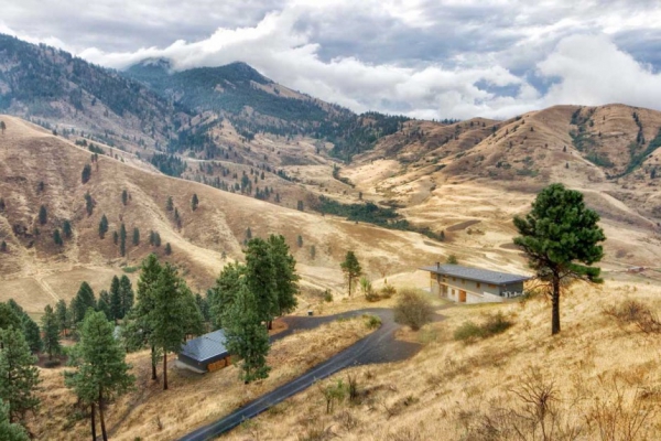 Hillside House In The Nahahum Canyon, Washington (15)