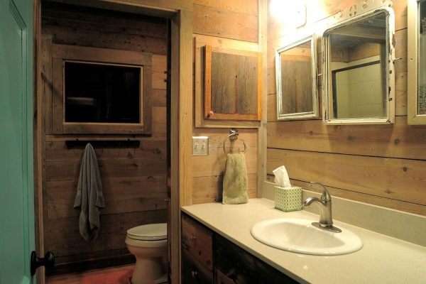 La-Arboleda-A-Beautifully-Reclaimed-Wood-Cabin-11