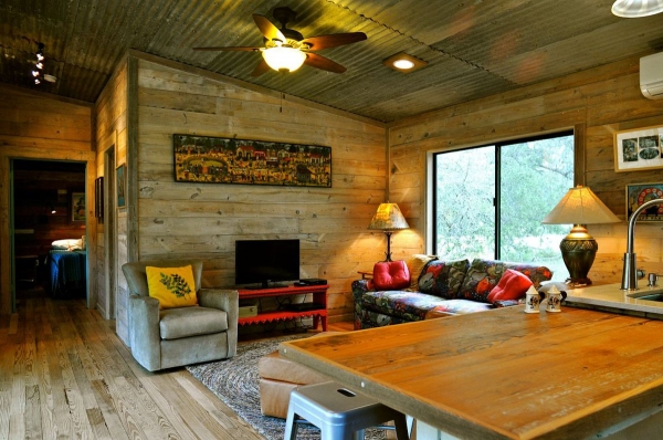 La-Arboleda-A-Beautifully-Reclaimed-Wood-Cabin-9