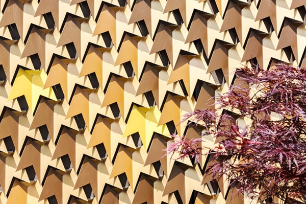 Leaf-Inspired-Contemporary-Facade-3