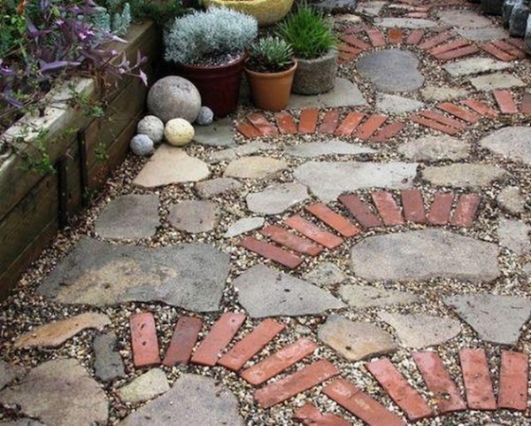 Lovely-Garden-Pathway-Ideas-7_0