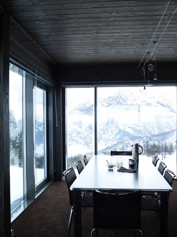 Lovely-Glass-Chalet-Tucked-Away-In-The-Mountains-10