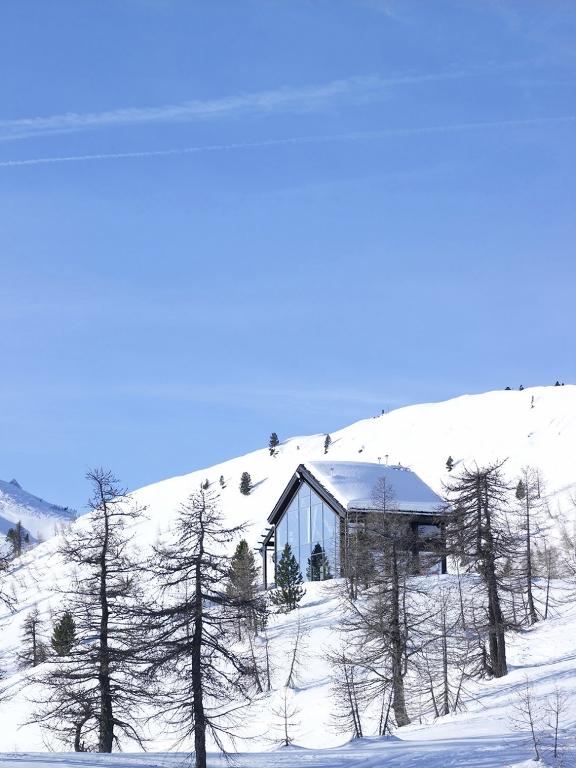 Lovely-Glass-Chalet-Tucked-Away-In-The-Mountains-2