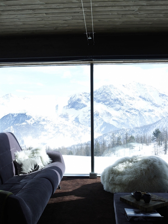 Lovely-Glass-Chalet-Tucked-Away-In-The-Mountains-7