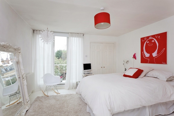 Lovely-Red-And-White-In-This-London-House-10