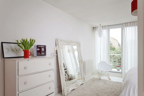 Lovely-Red-And-White-In-This-London-House-11