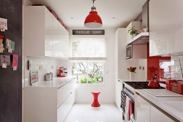 Lovely-Red-And-White-In-This-London-House-7