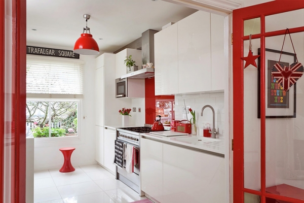 Lovely-Red-And-White-In-This-London-House-8