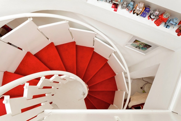 Lovely-Red-And-White-In-This-London-House-9