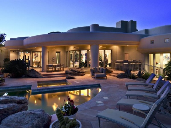 Marvelous House Tucked Away In The Arizona Desert (1)