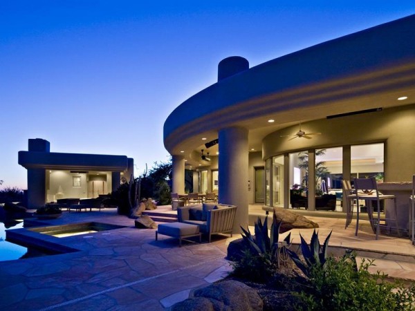 Marvelous House Tucked Away In The Arizona Desert (3)