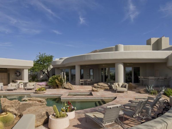 Marvelous House Tucked Away In The Arizona Desert (6)