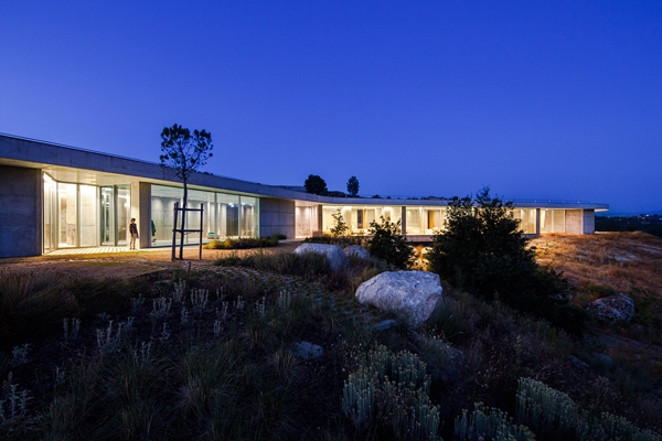 Minimalist Guesthouse In Portugal (1)