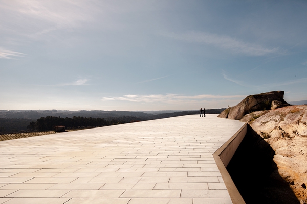 Minimalist Guesthouse In Portugal (10)