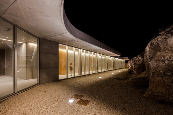 Minimalist Guesthouse In Portugal (2)