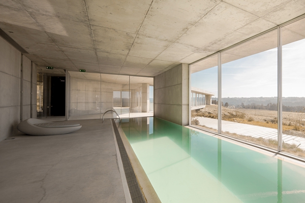 Minimalist Guesthouse In Portugal (5)