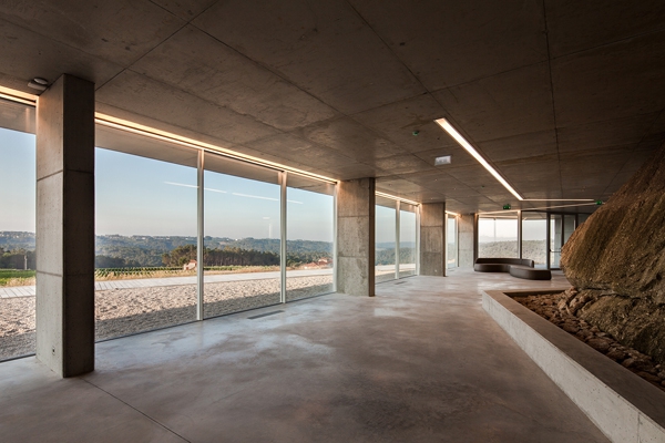 Minimalist Guesthouse In Portugal (6)