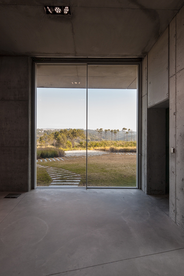 Minimalist Guesthouse In Portugal (7)