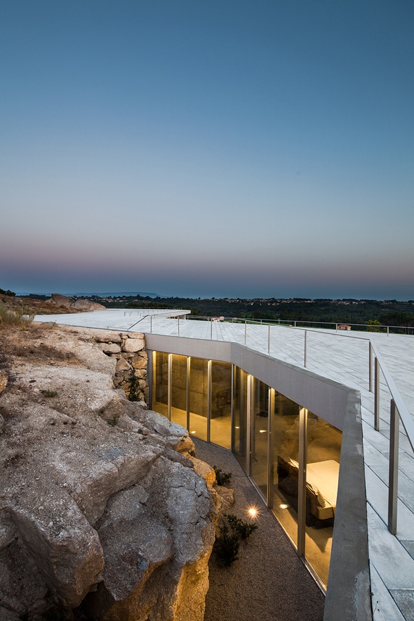 Minimalist Guesthouse In Portugal (8)