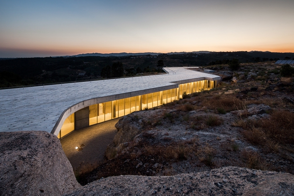 Minimalist Guesthouse In Portugal (9)