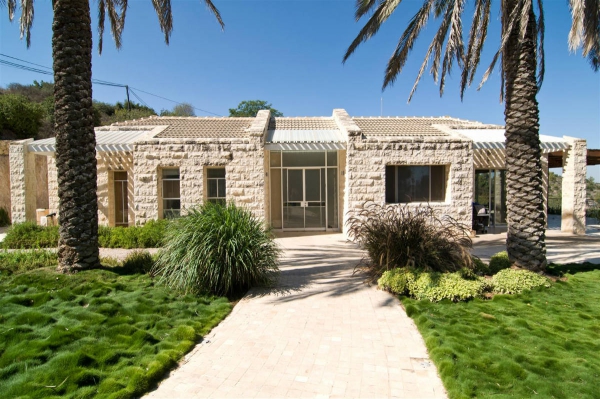 Modern-Stone-Home-Near-Jerusalem-1