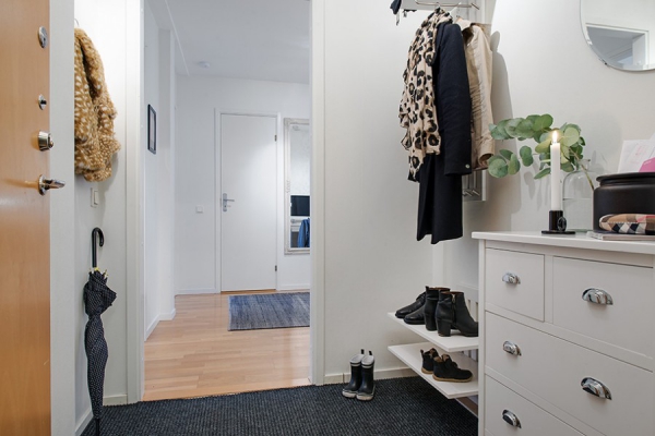 Nordic-Home-With-Simple-Monochrome-Interior-1