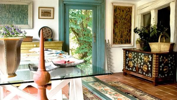 Painted-Interior-Of-A-Retro-House-In-France-14