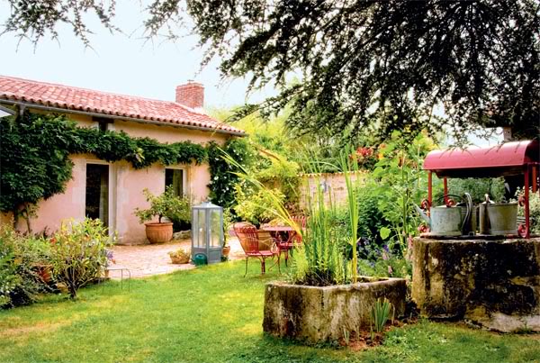 Painted-Interior-Of-A-Retro-House-In-France-15