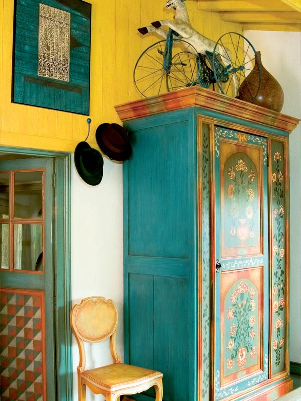 Painted-Interior-Of-A-Retro-House-In-France-4