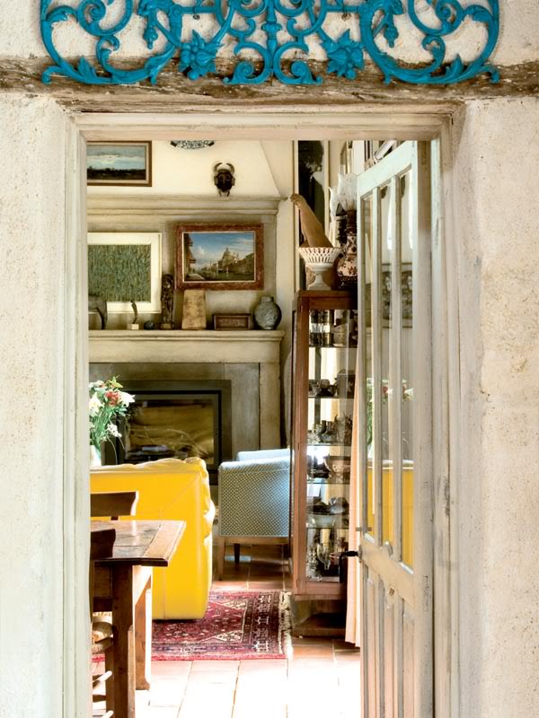 Painted-Interior-Of-A-Retro-House-In-France-6