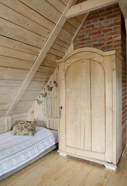 Romantic-Wooden-Cottage-10