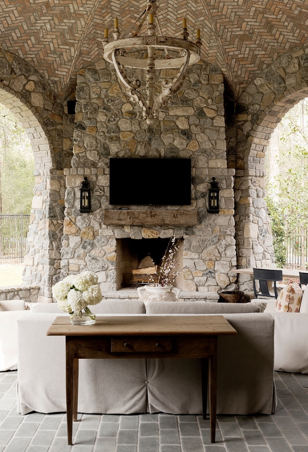 Rustic-Houston-Home-With-Beautiful-Royal-Decor-11