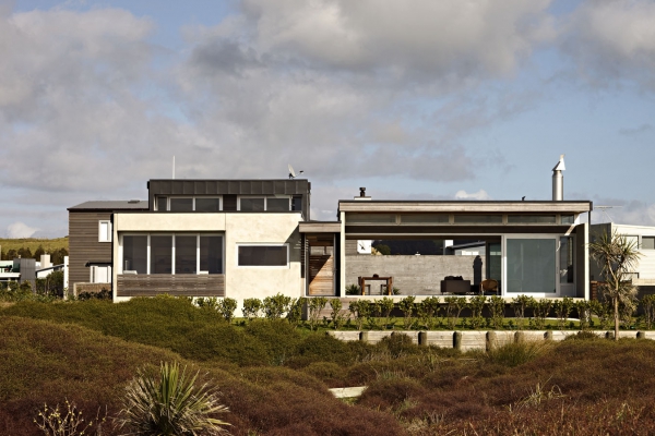 Seaside-Living-In-A-Contemporary-Beach-House-1