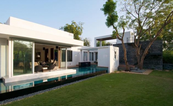 Serenity-And-Class-In-This-Minimalist-Bungalow-1