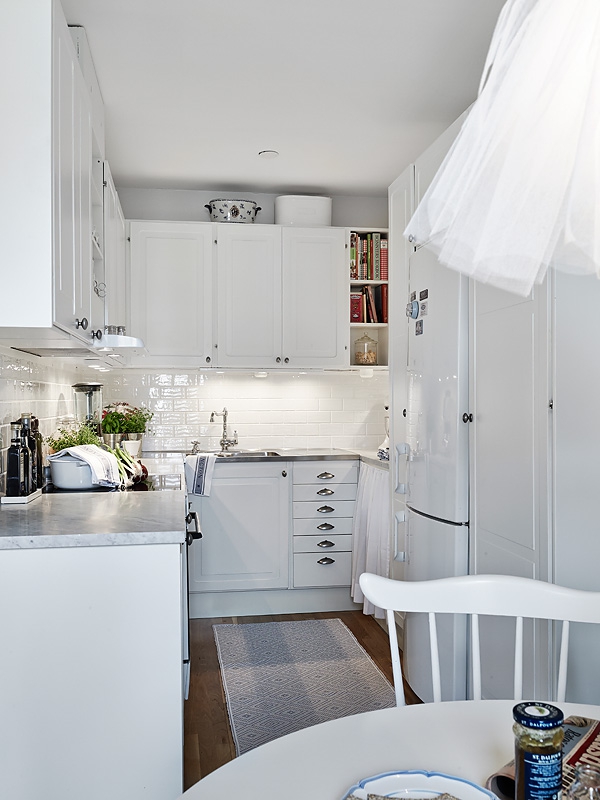 Small-White-Apartment-9